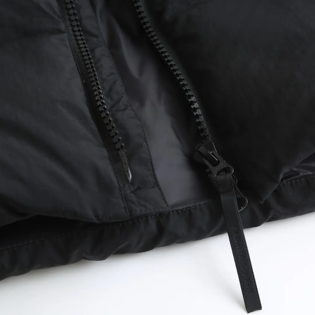 P980 Canada Goose hooded down jacket Fabric selection: Weaved with 400T high-count yarn. After special water-repellent treatment, the surface forms a lotus leaf effect - raindrops will slide down in beads, and snow particles will fall off when touched. The tear resistance reaches 200N (approximately 20kg load-bearing), the light gray matte texture breaks the stereotype of "outdoor clothing = hardcore", and the soft luster presents a high-end matte effect under urban neon lights, seamlessly switching scenes from ski resorts to CBD office buildings.  Process 1: Use polyester woven ribbons as the base, and use high-precision computer embroidery to decorate the brand letters on the ribbons. The edges of the pattern are clear, the stitches are fine and even, and multiple layers of embroidery threads are stacked to enhance the three-dimensional effect.  Process 2: Precision thread reinforcement to prevent velvet drilling and ensure that the fluffy and resilient elasticity lasts as new.  Details: The embedded cuffs are three-dimensionally woven to form a "wavy" elastic structure, forming natural folds when fitting the wrist, increasing the contact area with the skin, thus improving the windproof effect. At the same time, micro-velvet treatment is added to the inside of the cuffs, which feels like a second layer of skin and avoids friction on the skin from metal zippers or hard fabrics.  90 national standard high-quality white duck down: selected high-loft down, weighing 240g, light and warm, with excellent temperature locking performance and good resilience.  Accessories: 1:1 customized armband, 1:1 customized zipper pendant, 1:1 customized elastic buckle, etc. SIZE: S M L XL